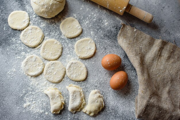 Przygotowanie Ciasta I Produkcja Kół Z Ciasta Do Przygotowania Pierogów Z Farszem. Może Być Używany Jako Tło