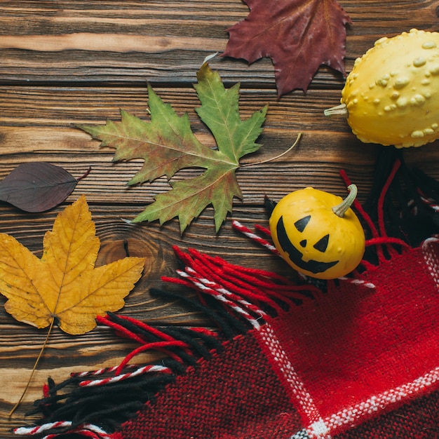 Zdjęcie przygotowanie do halloween: dekoracja jesienna, dynie, kratę i liść.