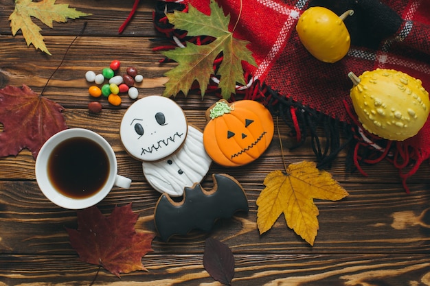Przygotowanie do Halloween: dekoracja jesienna, dynie, kratę, liść, piernik, cukier i kawę.