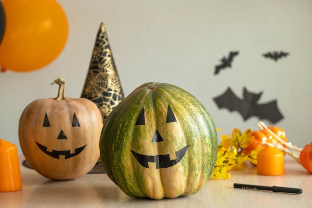 Przygotowanie do imprezy Halloween w domu. Pokój ozdobiony dynią, balonami, nietoperzami i świecami