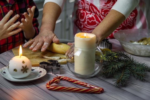 Przygotowanie do pieczenia świątecznych pierników, dłonie kobiety mieszające ciasto z bliska