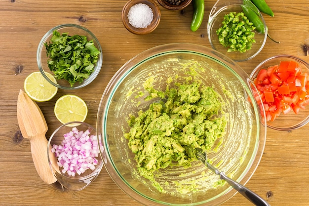 Zdjęcie przygotowanie domowego guacamole z produktów ekologicznych.