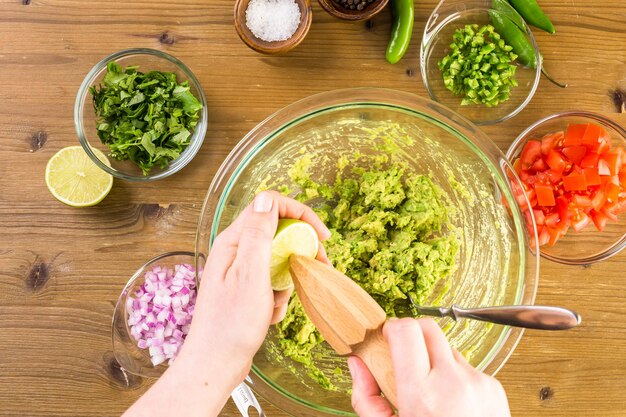 Przygotowanie domowego guacamole z produktów ekologicznych.