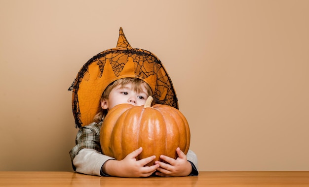 Przygotowanie Halloween święta Dziecko Z Dynią Wesołego Halloween Słodki Chłopiec W Kapeluszu Wiedźmy Z