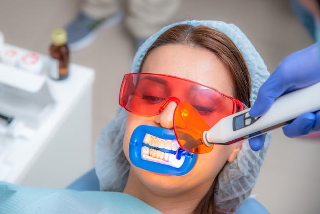 Przygotowanie jamy ustnej do wybielania lampą ultrafioletową Zbliżenie
