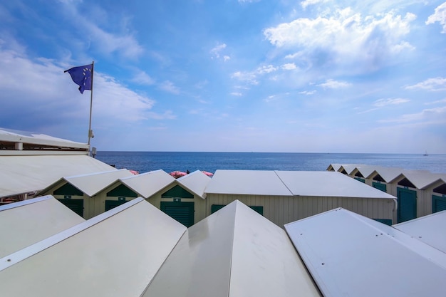 Przygotowanie klubu plażowego Bathhouse do sezonu letniego we włoskiej Ligurii Varazze