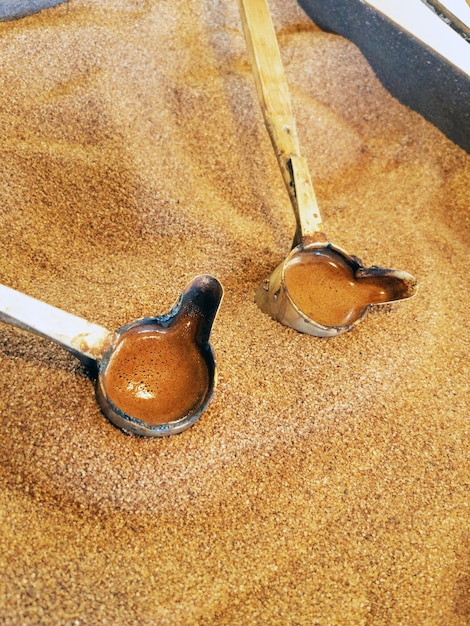 Przygotowanie naturalnej kawy u Turków na piasku