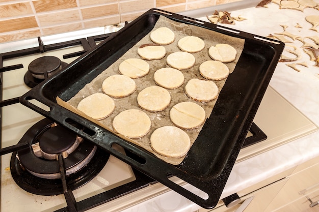 Zdjęcie przygotowanie okrągłych tortilli do pieczenia