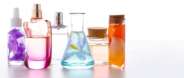 Przygotowanie perfum z naturalnych składników aromaterapia Świeże kwiaty w kolbach chemicznych i butelkach perfum