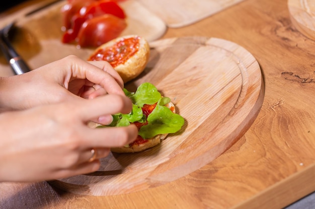 Przygotowanie pysznych hamburgerów Szef kuchni gotuje burgery mięsne z serem wołowym i warzywami Zbliżenie