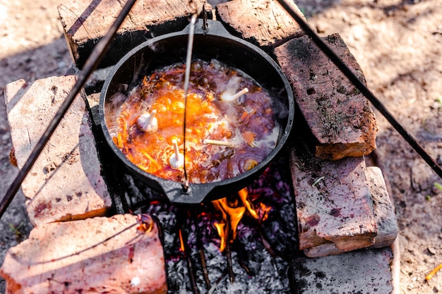 Przygotowanie raditional ormiański pilaw w kotle na otwartym ogniu.