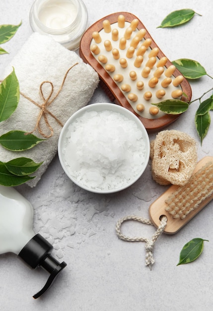 Przygotowanie relaksującej kąpieli magnezowej z ręcznikiem mydlanym i gąbką