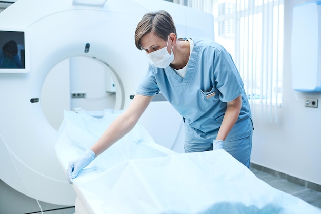 Przygotowanie stołu do skanowania MRI dla pacjenta