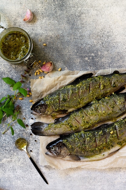 Przygotowanie świeżego łososia do pieczenia Marynowana ryba z sosem pesto Widok z góry Cope space