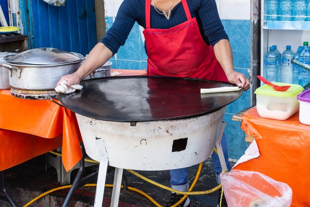 Przygotowanie tacos typowe meksykańskie jedzenie uliczne Smaczne meksykańskie tacos