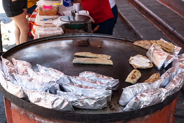Przygotowanie tacos typowe meksykańskie jedzenie uliczne Smaczne meksykańskie tacos