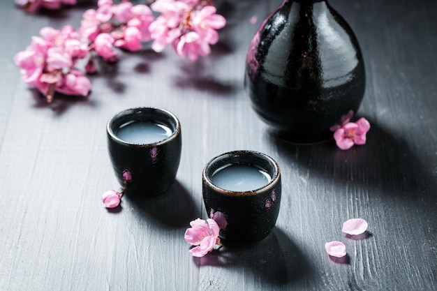 Przygotowany do picia sake z kwiatami kwitnącej wiśni
