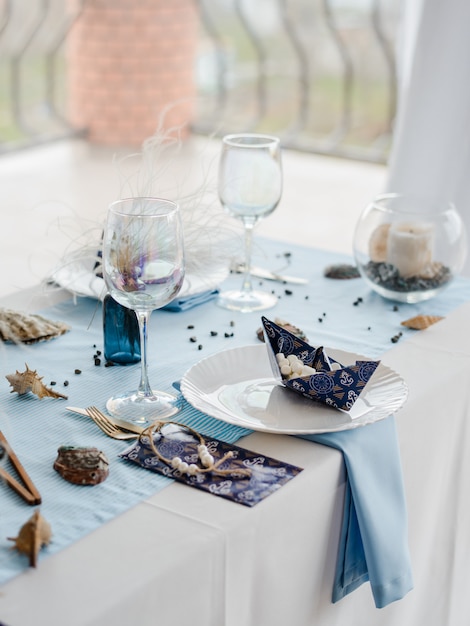 Przygotowany stolik urodzinowy z papierową elegancką zastawą stołową na przyjęcie dla dzieci w niebieskich kolorach. Dzień Baby Shower. Selektywne ustawianie ostrości