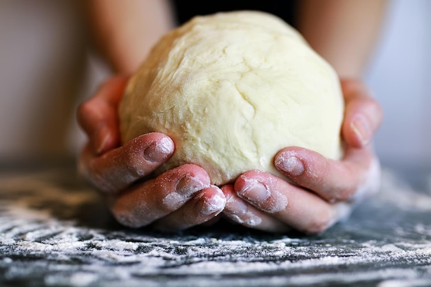 Przygotuj ręcznie ciasto na pizzę