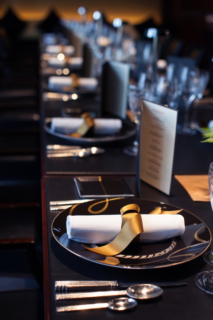 Zdjęcie przygotuj stolik na kolację w restauracji