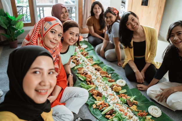 Przyjaciel kobieta bierze selfie wpólnie przed jedzący ich lunch