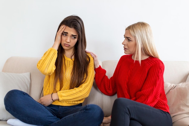 Przyjaciel próbuje uspokoić koleżankę Kobieta płacze Młoda dama dzieląca się swoim problemem z koleżanką Kobieta w depresji Kobieta pocieszająca jego smutnego przyjaciela siedzącego na kanapie w salonie w domu