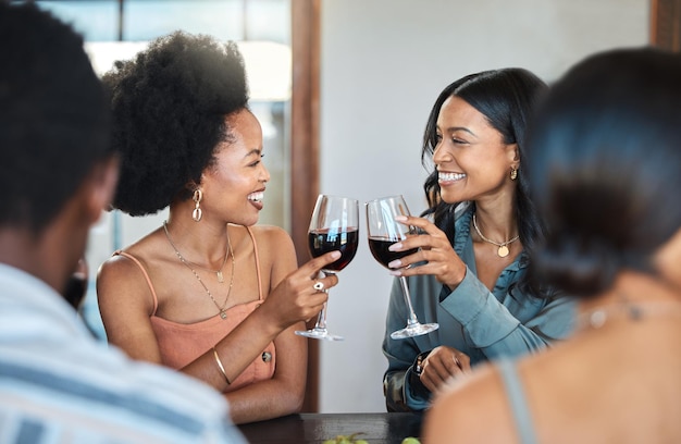 Przyjaciele bawią się i piją tosty z winem nawiązywanie więzi i świętowanie na imprezie lub imprezie Różnorodni przyjaciele wiwatują i śmieją się ciesząc się wolnym czasem na kolacji i degustacji wina