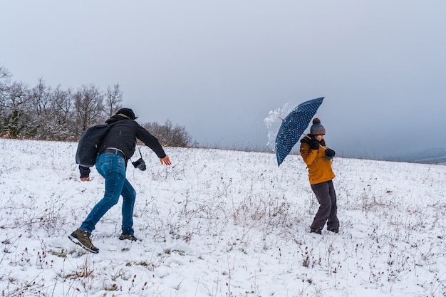 Przyjaciele bawią się śnieżkami w śniegu Śnieg w miejscowości Opakua niedaleko Vitorii w Arabie