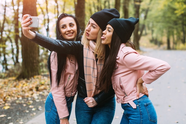 Zdjęcie przyjaciele bierze selfie w jesień parku