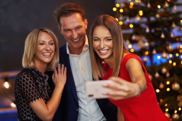 Przyjaciele biznesu z okazji świąt przy selfie. Zdjęcie wysokiej jakości