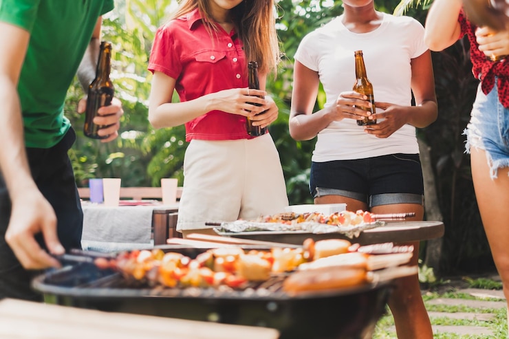 Zdjęcie przyjaciele cieszą się grillem na świeżym powietrzu
