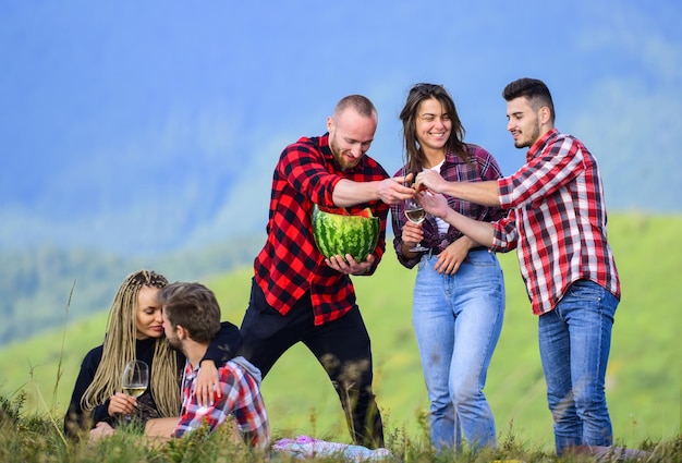 Przyjaciele cieszą się wakacjami Piesza wycieczka piknikowa Ludzie jedzący jedzenie pijący alkohol Młodzież bawiąca się piknik w górach Letnie przygody Świętuj wakacje Impreza na świeżym powietrzu Grupa przyjaciół Letni piknik