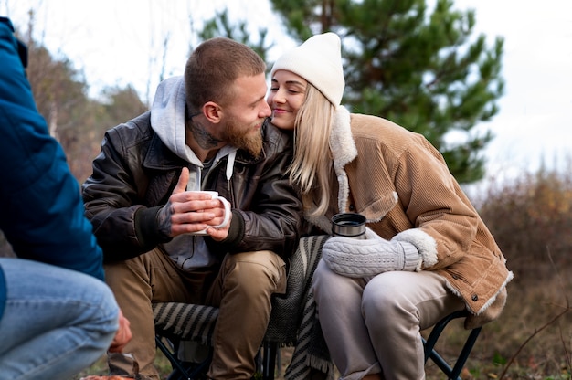 Zdjęcie przyjaciele cieszą się zimowym biwakiem