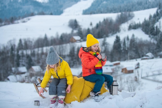 Przyjaciele dzieci na kempingu w zimowej podróży rekreacyjnej koncepcji aktywności dzieci na świeżym powietrzu Turystyka w sn