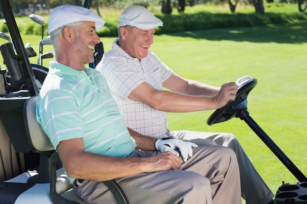 Przyjaciele Golfa śmiać Się Razem W Ich Wózku Golfowym