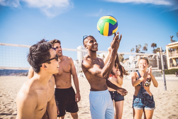 Przyjaciele Grają W Siatkówkę Plażową