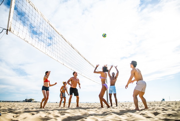 Przyjaciele grają w siatkówkę plażową