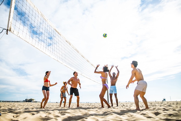 Przyjaciele grają w siatkówkę plażową