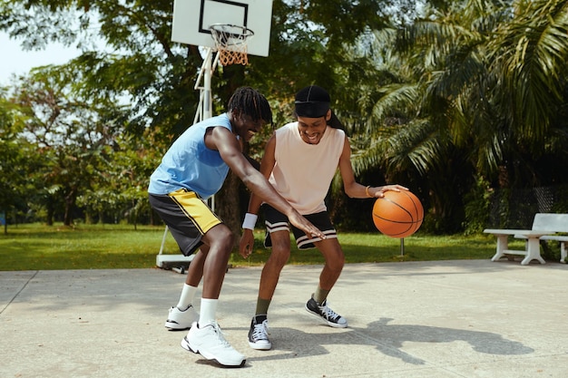 Przyjaciele grają w streetball.