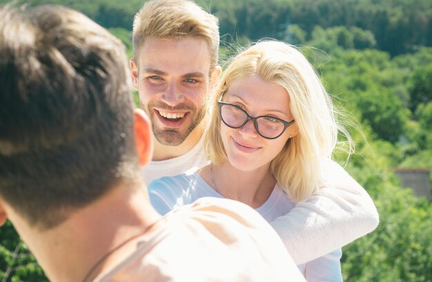 Zdjęcie przyjaciele hipster spotykający młodzież nastolatka mówiący sobie 