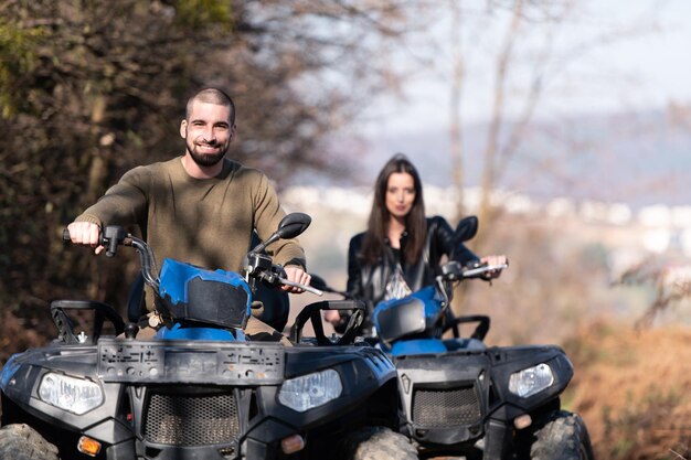 Przyjaciele jadą na Atv Outdoor