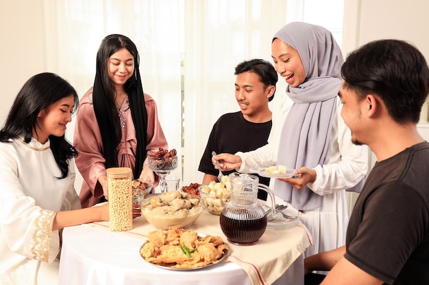 Przyjaciele jedzą obiad w świętym miesiącu Ramadanu w celu przerwania postu