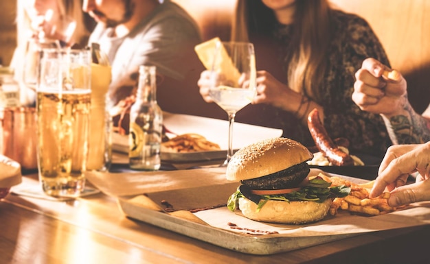 Przyjaciele jedzą w restauracji.