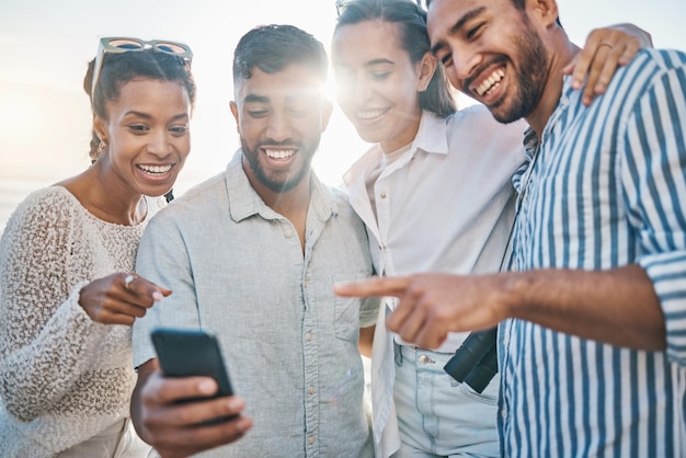 Przyjaciele na świeżym powietrzu i media społecznościowe z uśmiechem na słońcu zadowoleni ze śmiechu z telefonu i memów Młodzi ludzie razem i połączenie mobilne z oglądaniem wideo i transmisją na żywo z internetem i aplikacją internetową