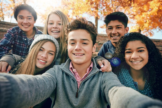 Przyjaciele nastolatka i grupowe selfie w parku lub jesiennych drzewach i nastolatkach uśmiechają się zdjęcie przyjaźni i szczęścia dla mediów społecznościowych Twarz portretu i szczęśliwi ludzie razem na jesienne zdjęcie