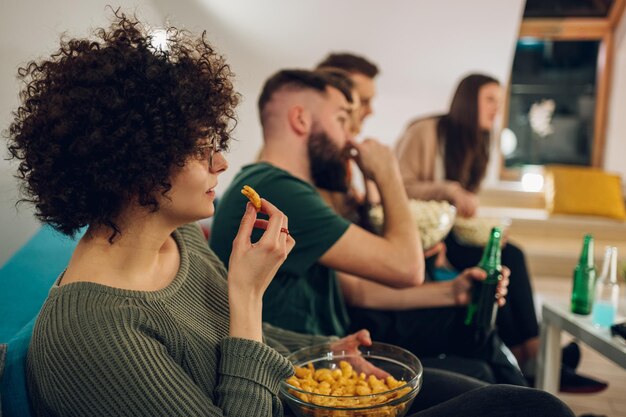 Przyjaciele Oglądają Film W Domu I Jedzą Przekąski