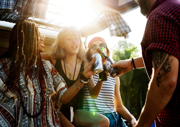 Zdjęcie przyjaciele picie alkoholu piwa razem na podróż road journey