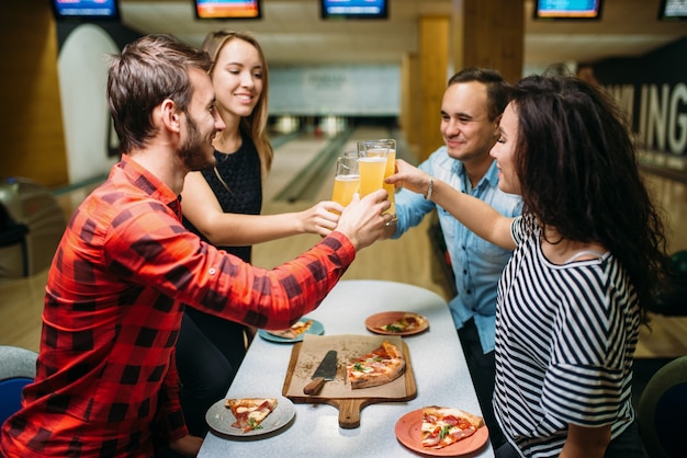 Przyjaciele Piją I Jedzą Pizzę W Kręgielni