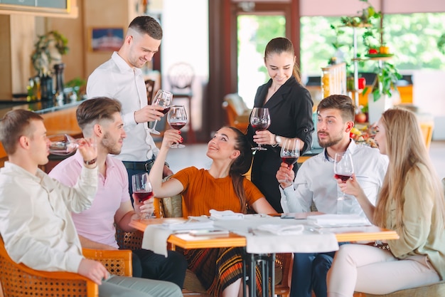 Przyjaciele Piją Wino Na Tarasie Restauracji.