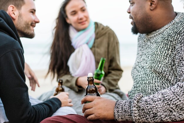 Zdjęcie przyjaciele pije piwo na plaży